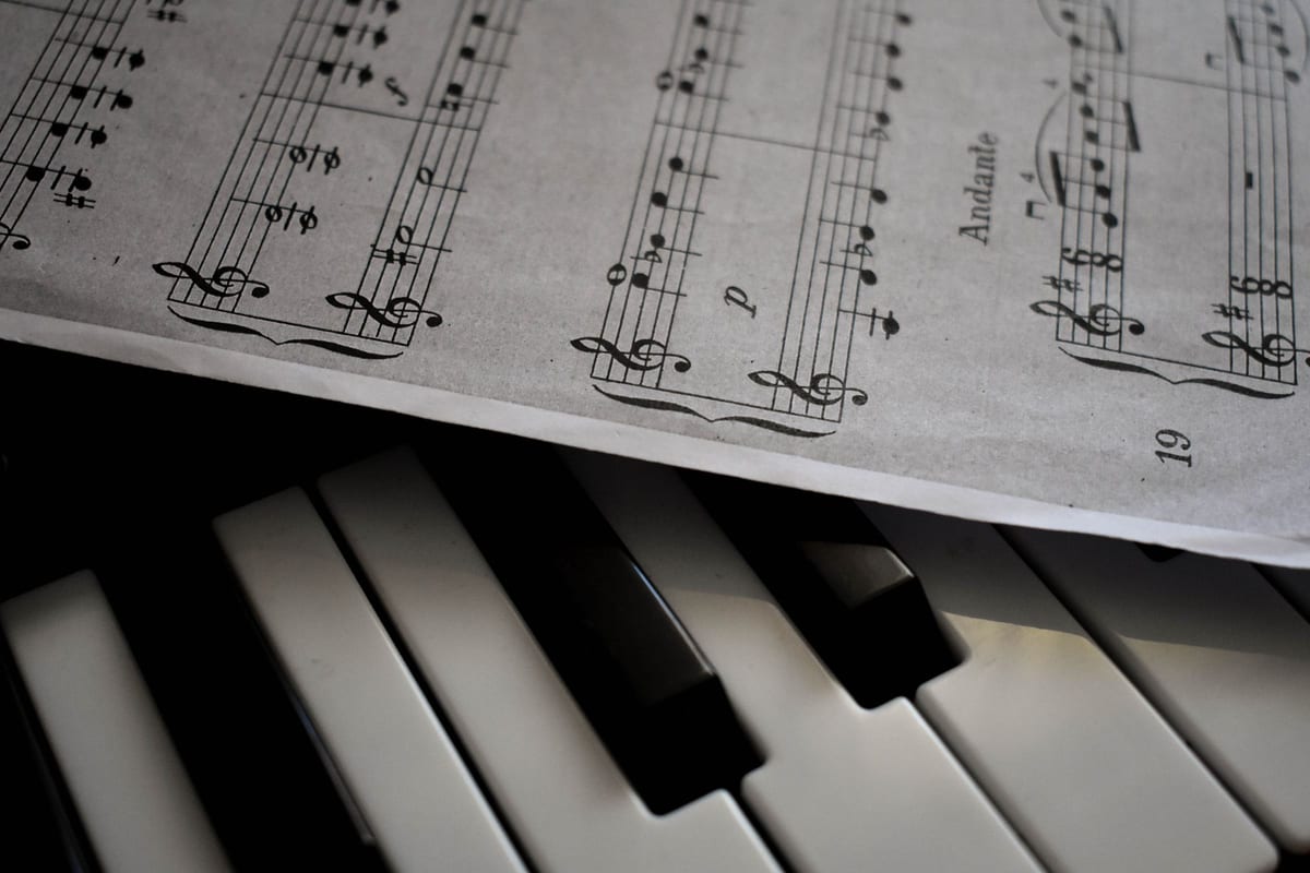 Eine Partitur, abgelegt auf den Tasten eines Klaviers, in fast monochromem Licht: die Anweisung Andante ist lesbar, eine Seitenzahl, niemand sitzt am Instrument. Die Partitur lässt sich fotokopieren und jedem in die Hand geben. Die Aufführung nicht.